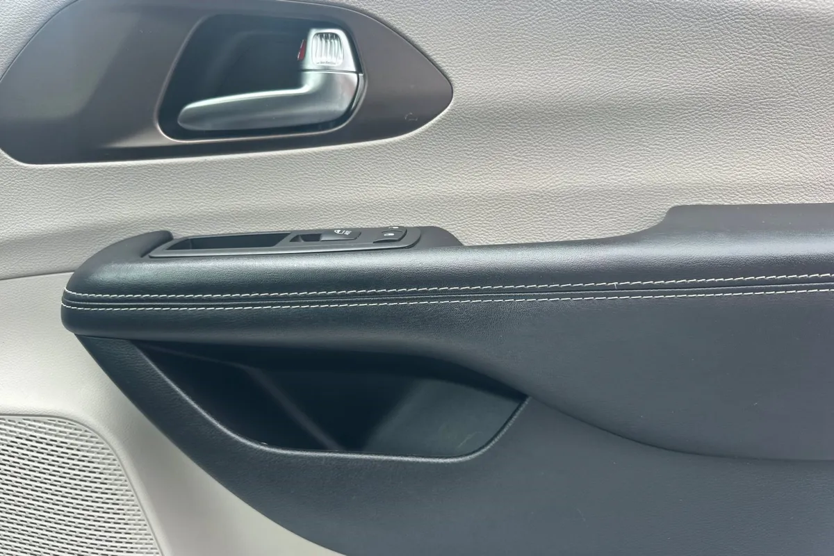 2020 Chrysler Voyager LXI thumbnail 19