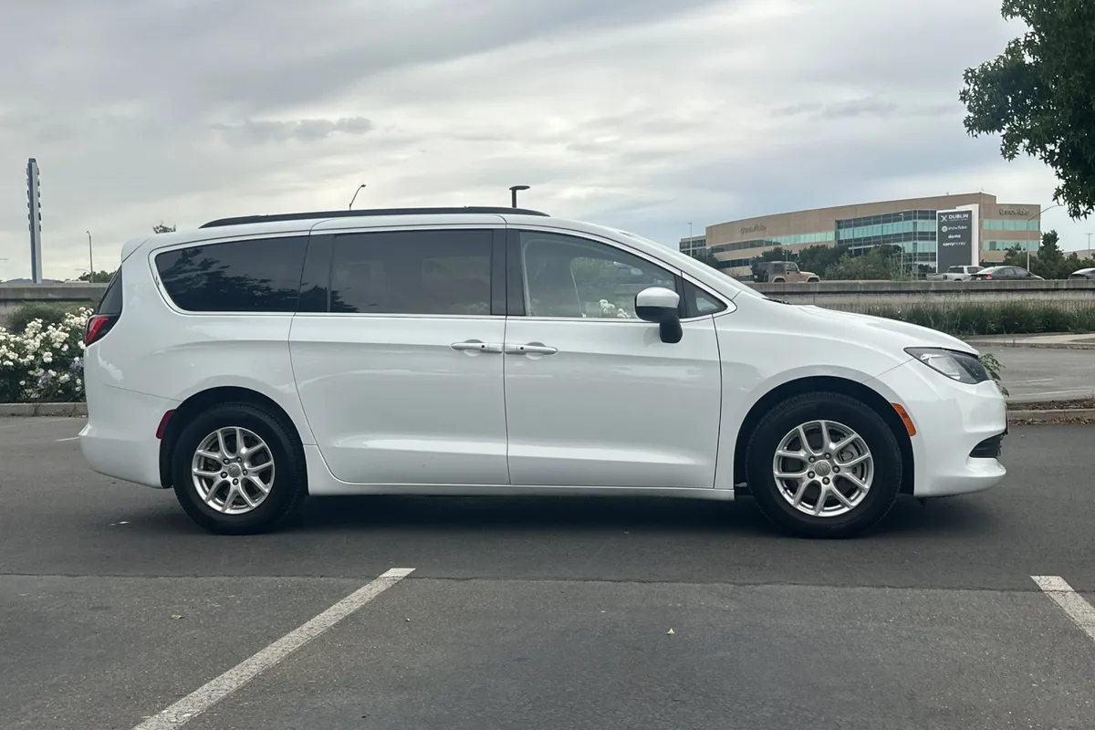 2020 Chrysler Voyager LXI thumbnail 2