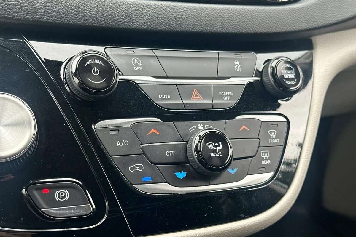 2020 Chrysler Voyager LXI thumbnail 23