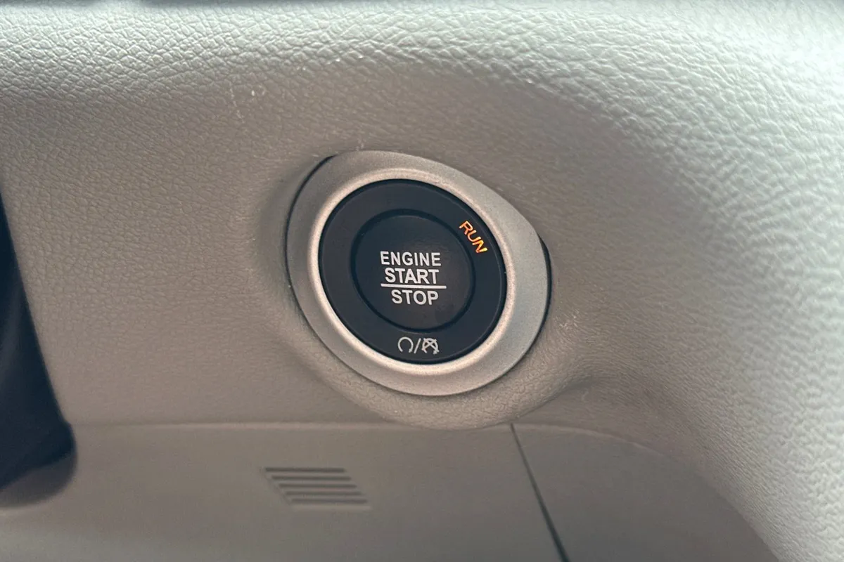2020 Chrysler Voyager LXI thumbnail 25