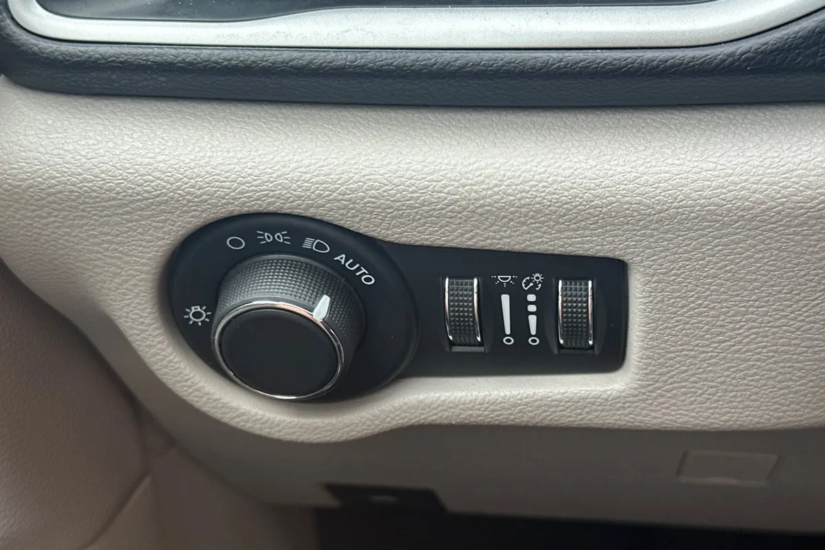 2020 Chrysler Voyager LXI thumbnail 33