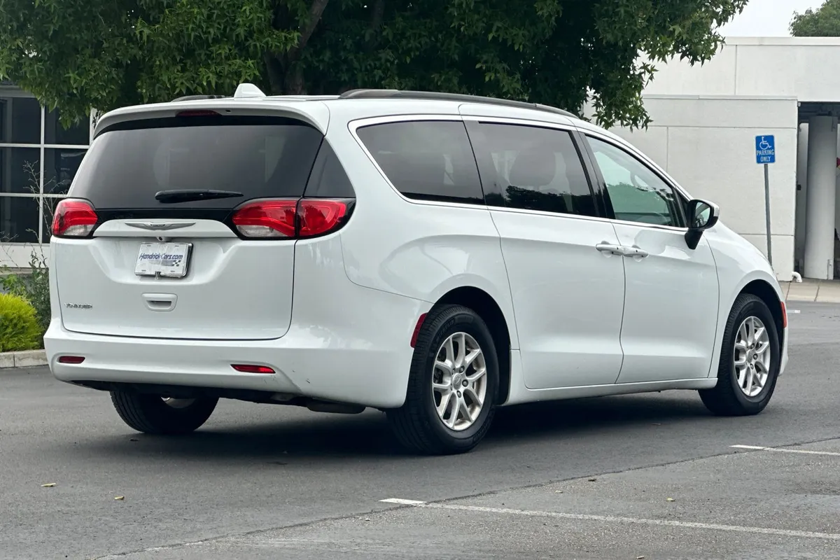 2020 Chrysler Voyager LXI thumbnail 4