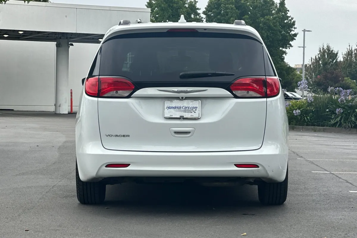 2020 Chrysler Voyager LXI thumbnail 5