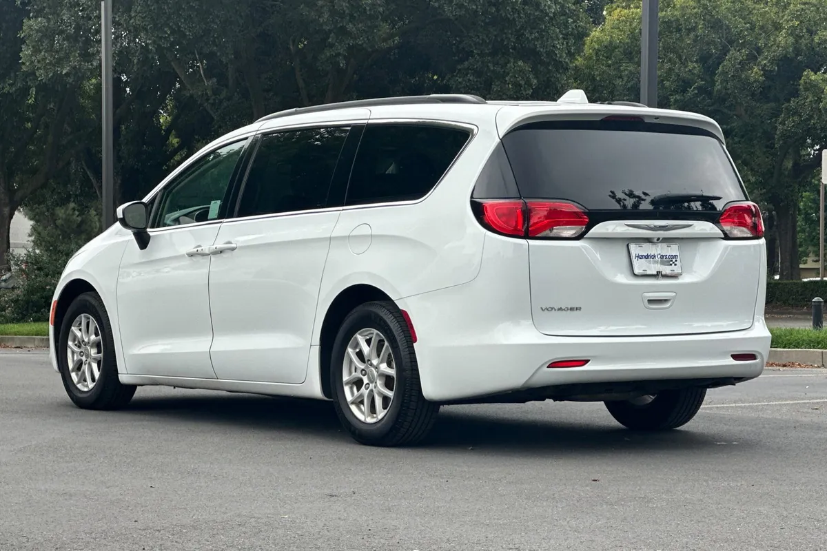 2020 Chrysler Voyager LXI thumbnail 6
