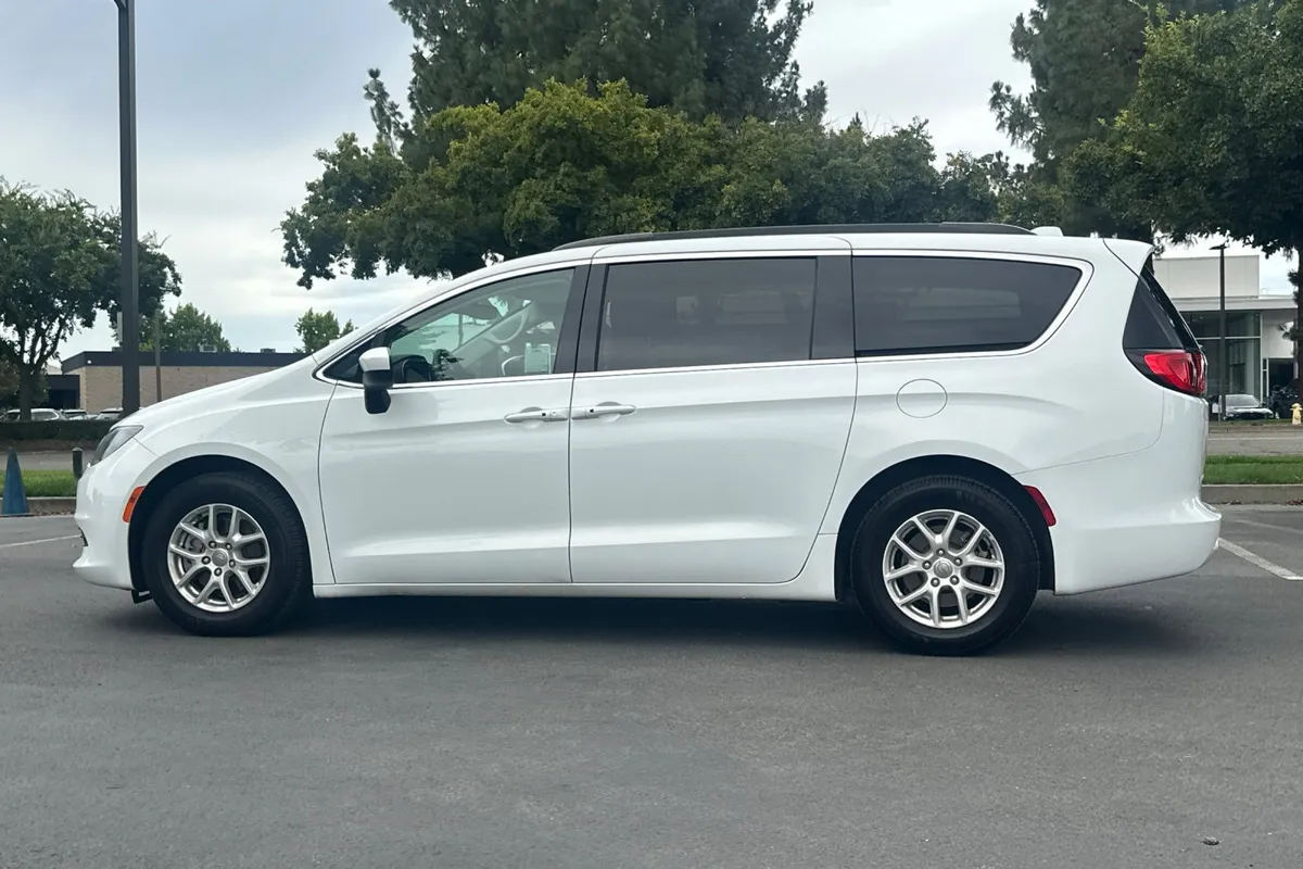 2020 Chrysler Voyager LXI thumbnail 7