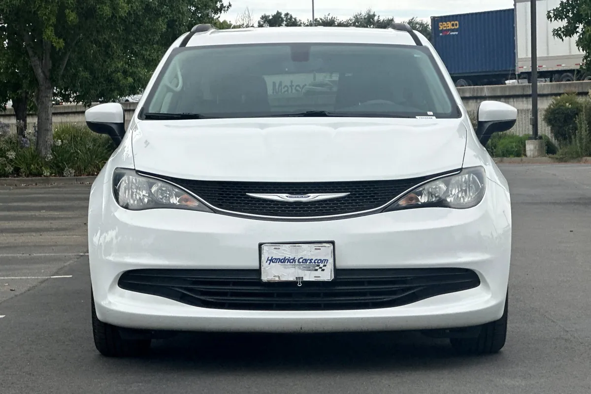 2020 Chrysler Voyager LXI thumbnail 9