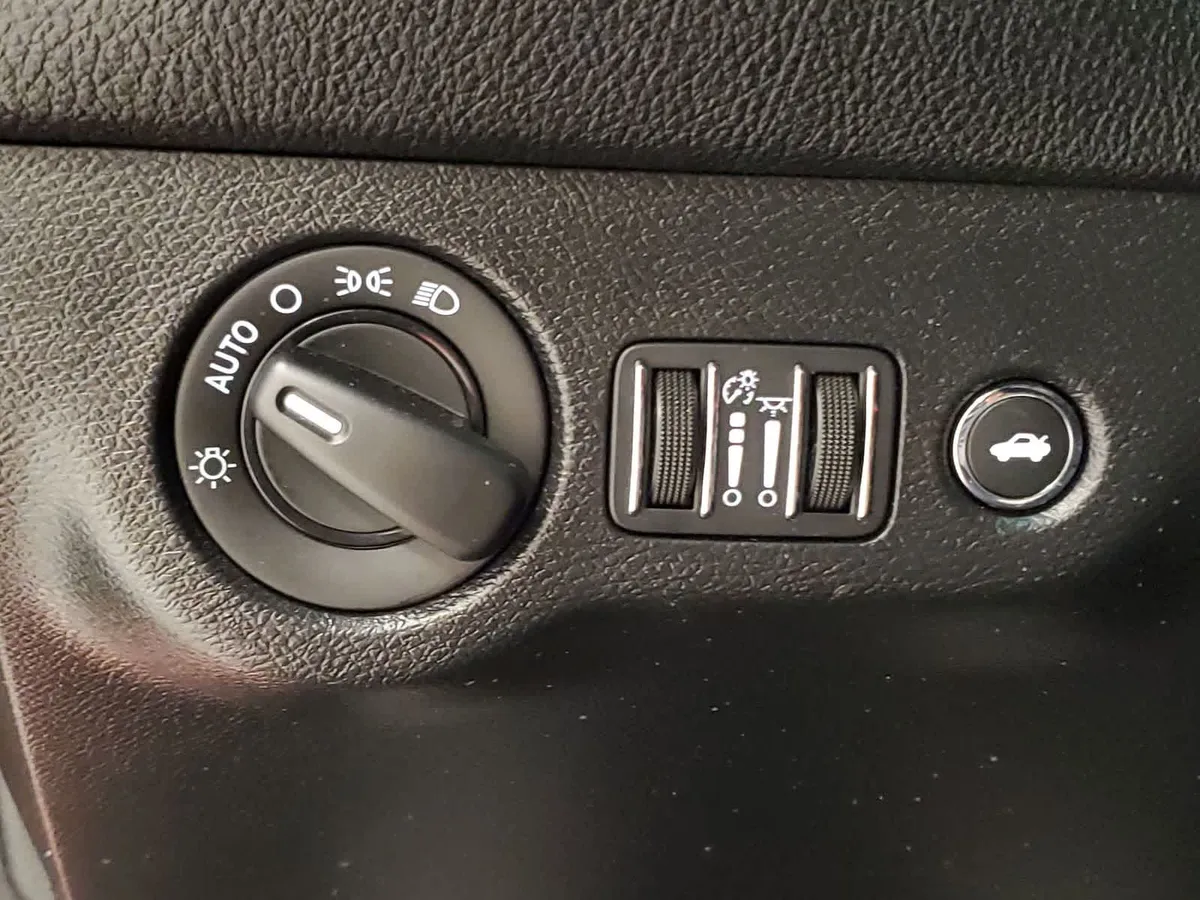 2020 Dodge Challenger SXT thumbnail 31