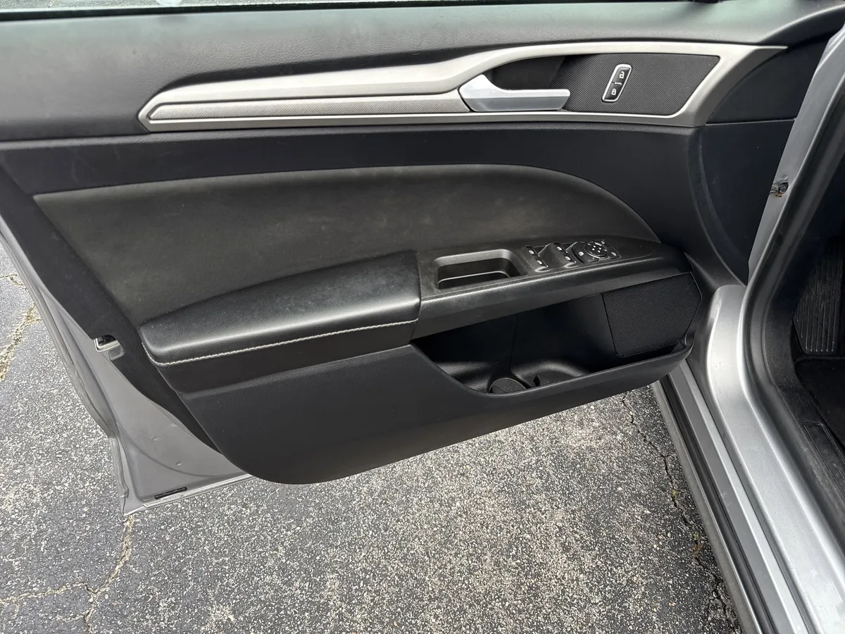 2020 Ford Fusion SE thumbnail 15