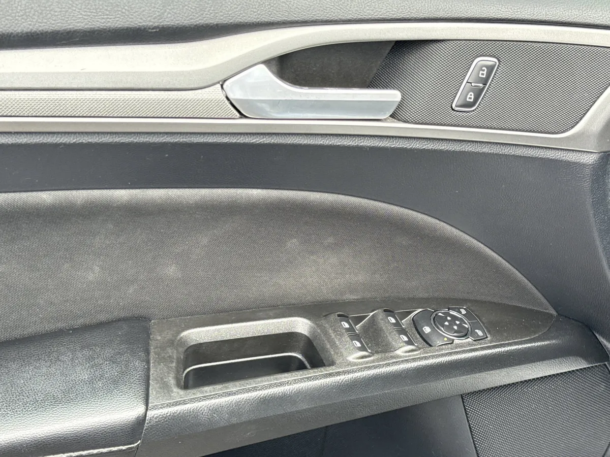 2020 Ford Fusion SE thumbnail 16