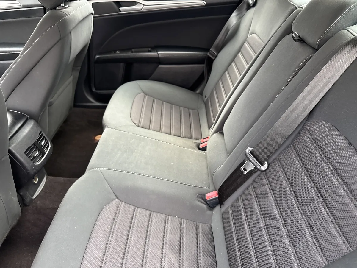 2020 Ford Fusion SE thumbnail 17