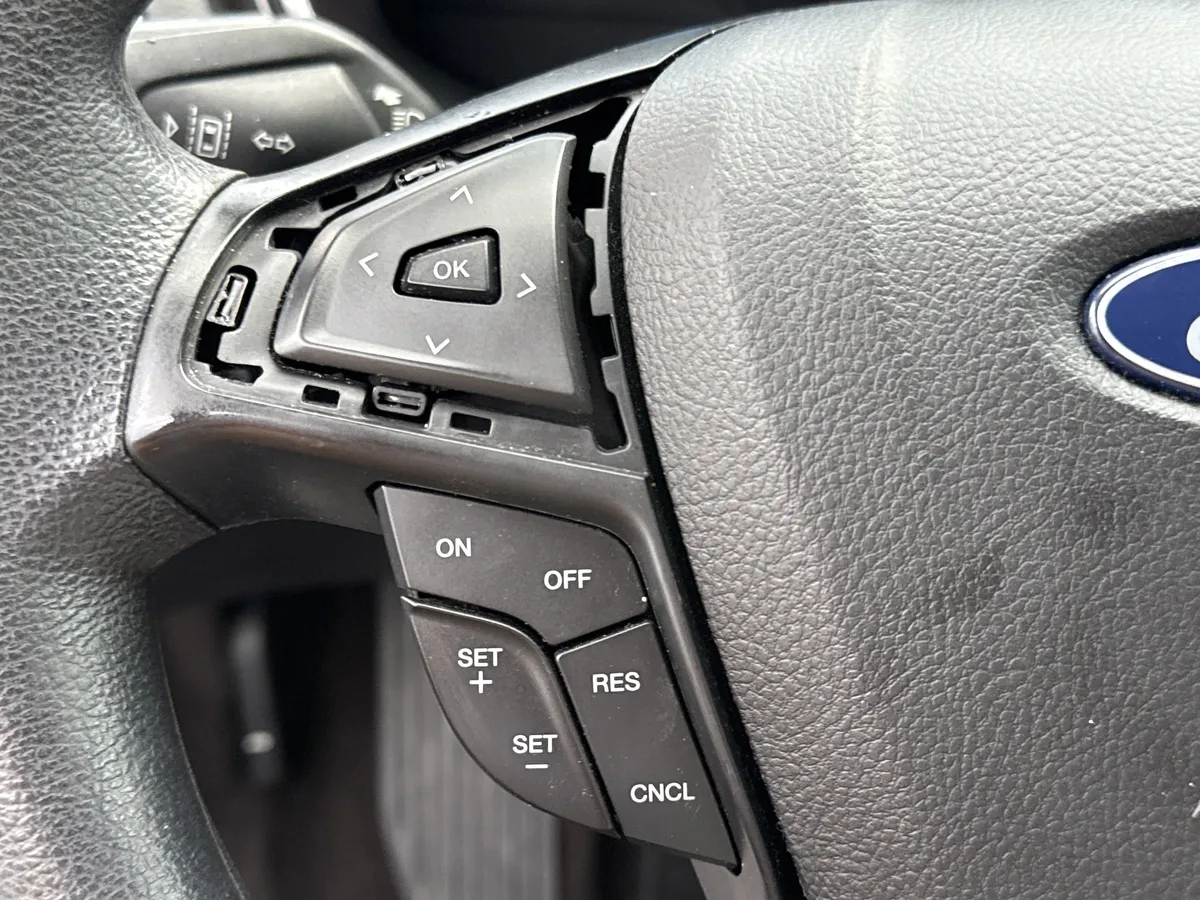 2020 Ford Fusion SE thumbnail 20