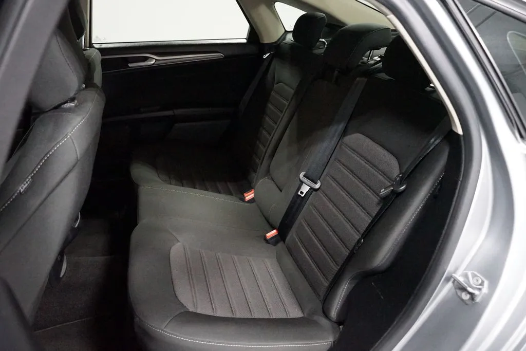 2020 Ford Fusion SE thumbnail 29