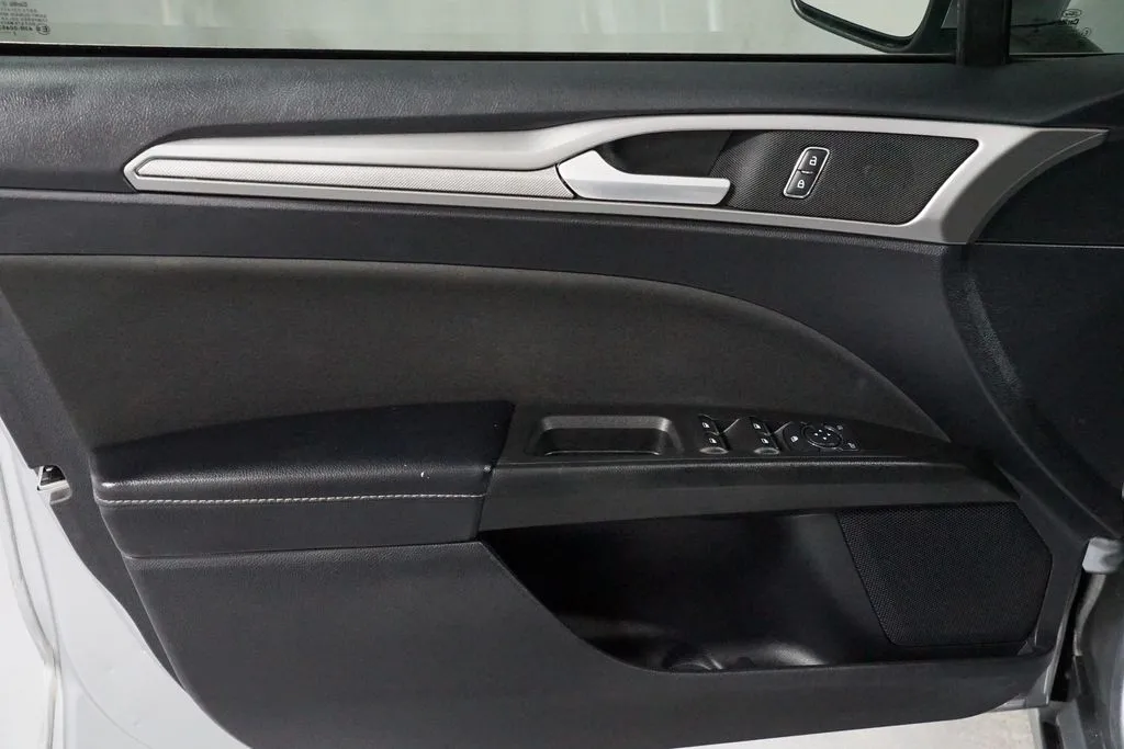 2020 Ford Fusion SE thumbnail 30