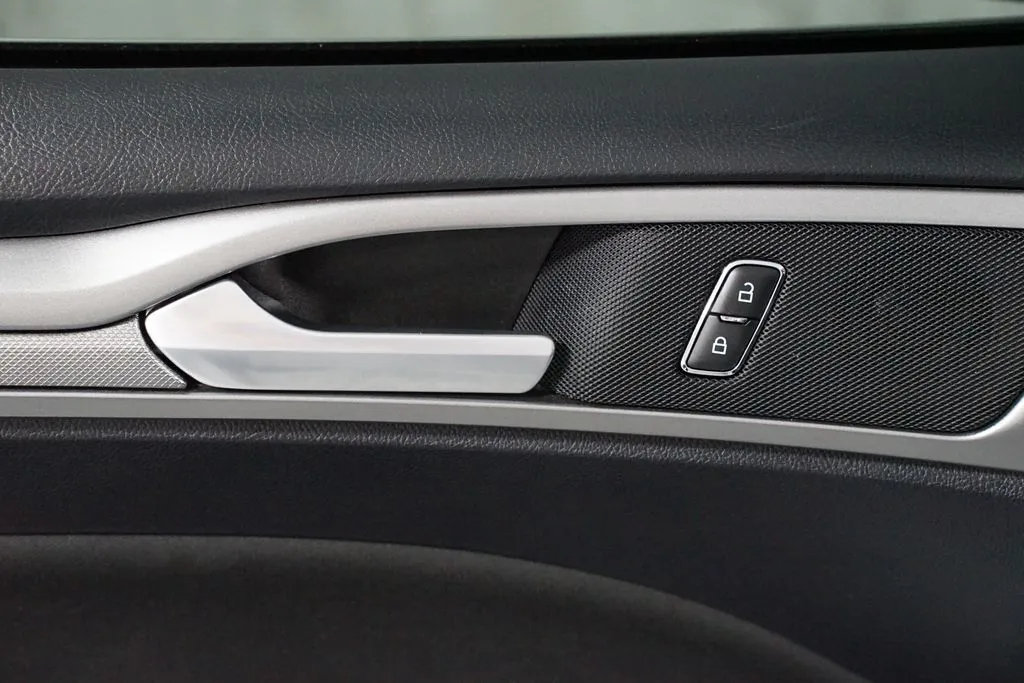 2020 Ford Fusion SE thumbnail 32