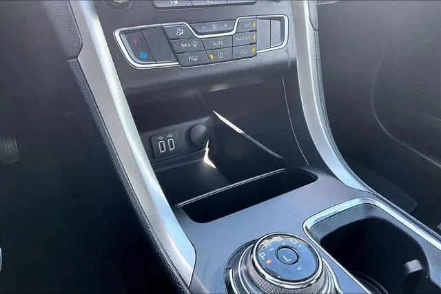2020 Ford Fusion SE thumbnail 23