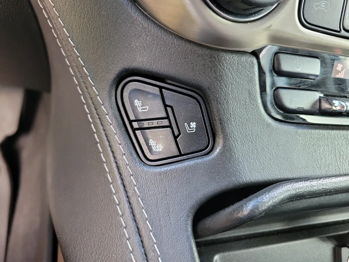 2020 GMC Yukon Denali thumbnail 22