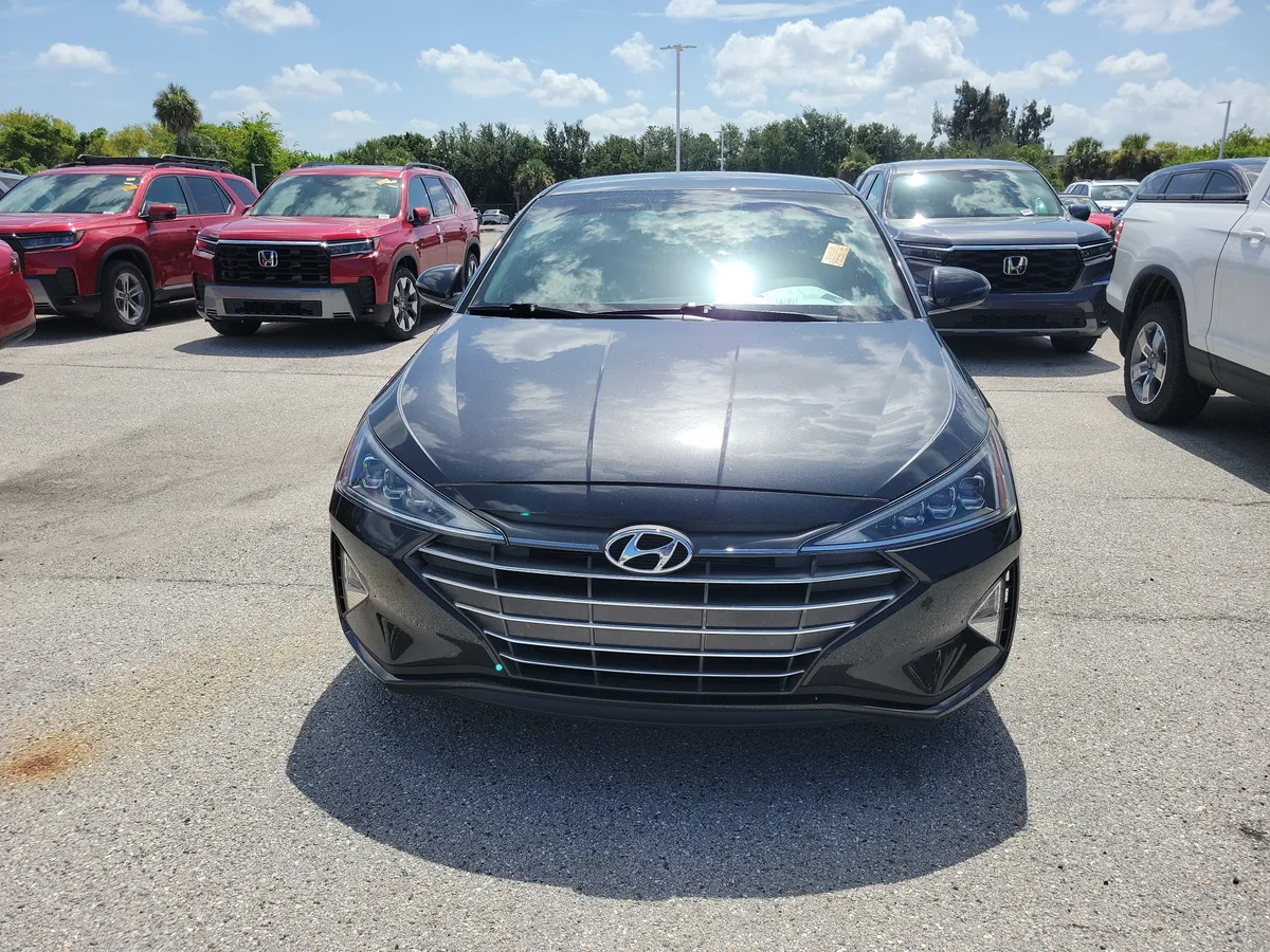 2020 Hyundai Elantra Limited thumbnail 2