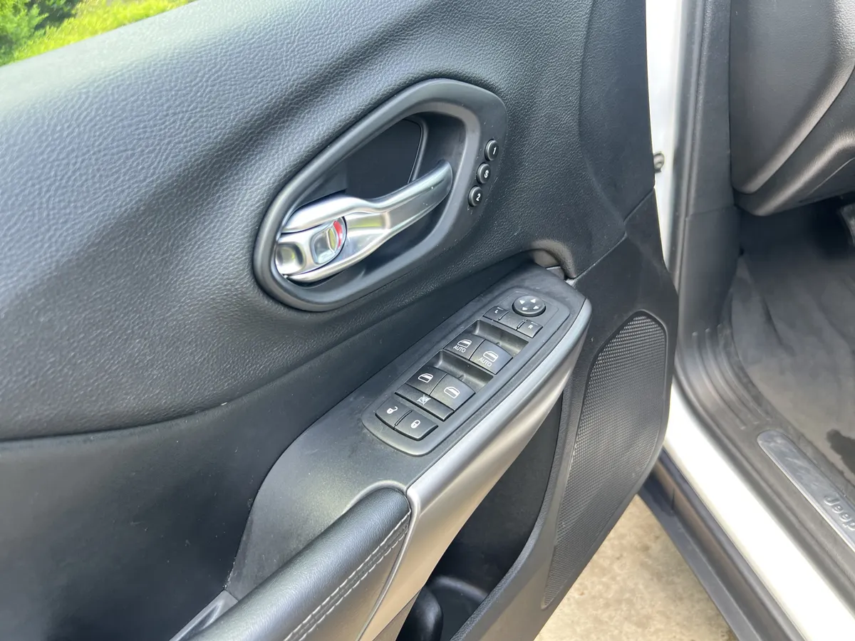 2020 Jeep Cherokee Limited thumbnail 14