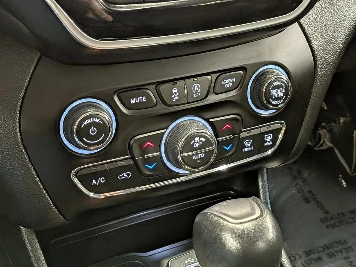 2020 Jeep Cherokee Limited thumbnail 16