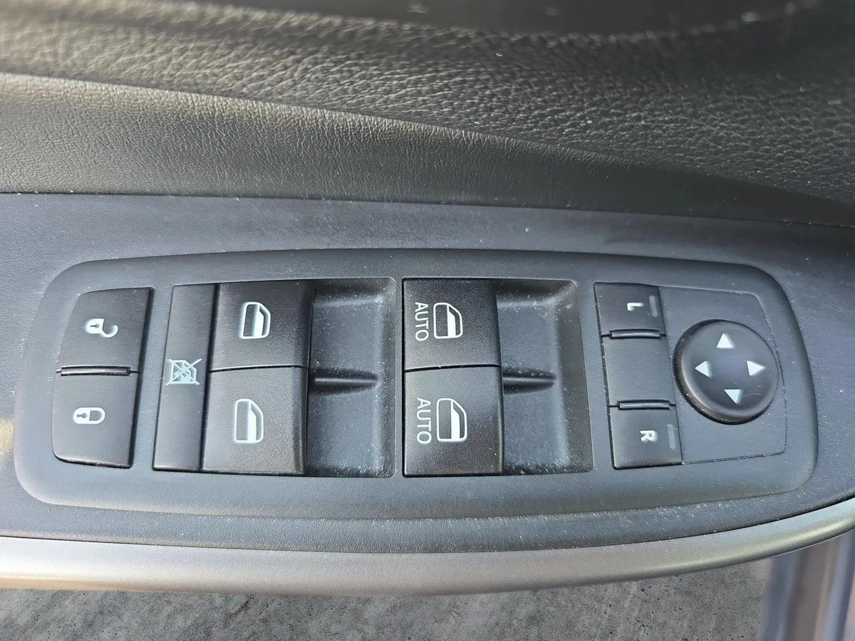 2020 Jeep Cherokee Limited thumbnail 28
