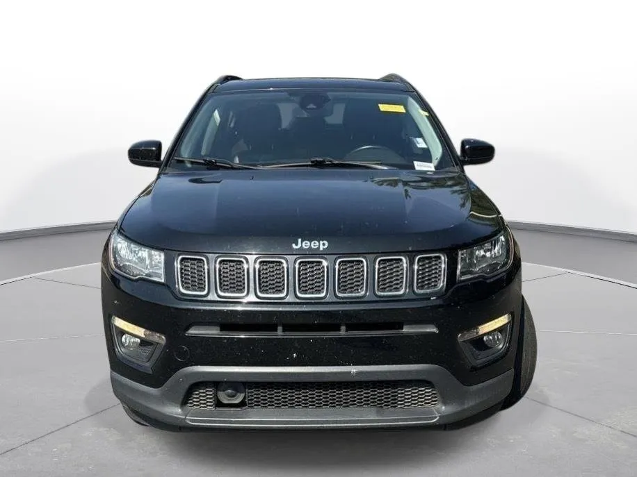 2020 Jeep Compass Latitude w/Sun/Safety Pkg thumbnail 3