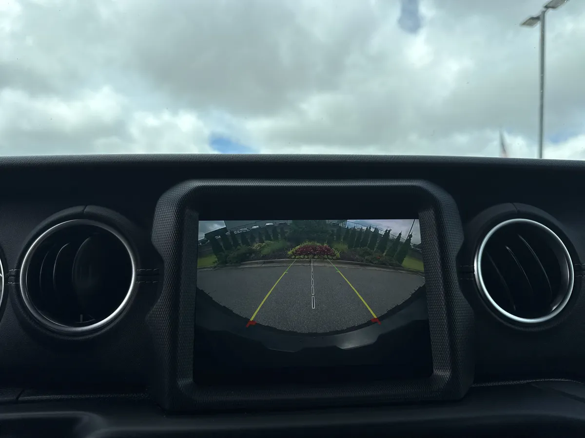 2020 Jeep Wrangler Unlimited Sahara thumbnail 18