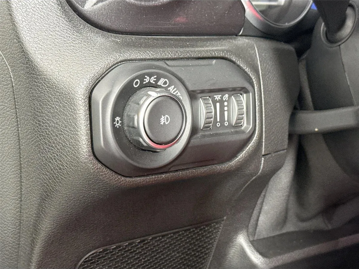 2020 Jeep Wrangler Unlimited Sport Altitude thumbnail 14