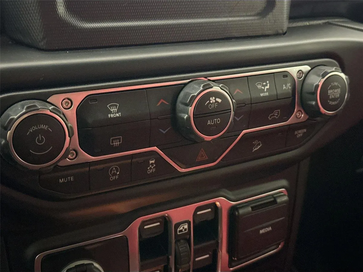2020 Jeep Wrangler Unlimited Sport Altitude thumbnail 23