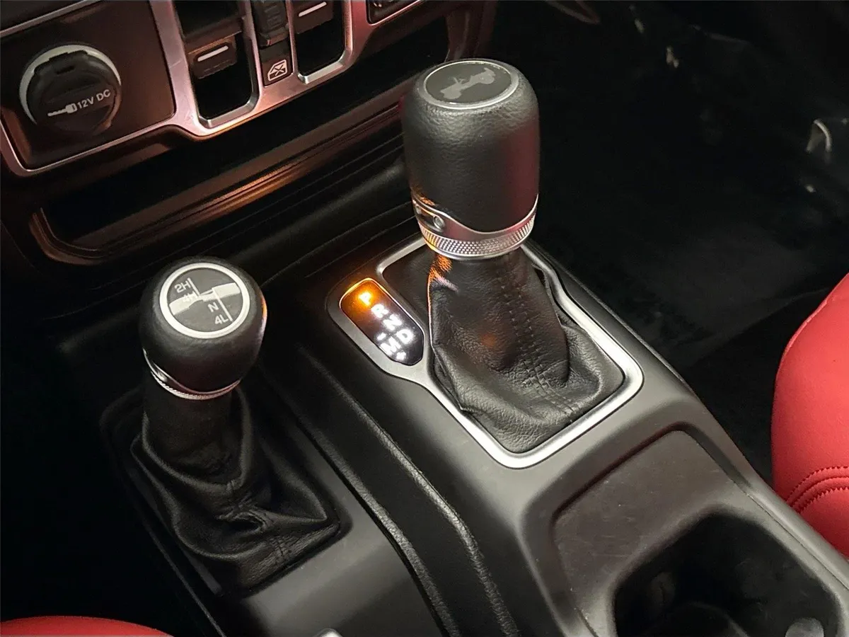 2020 Jeep Wrangler Unlimited Sport Altitude thumbnail 24