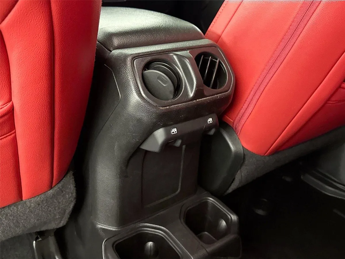 2020 Jeep Wrangler Unlimited Sport Altitude thumbnail 33