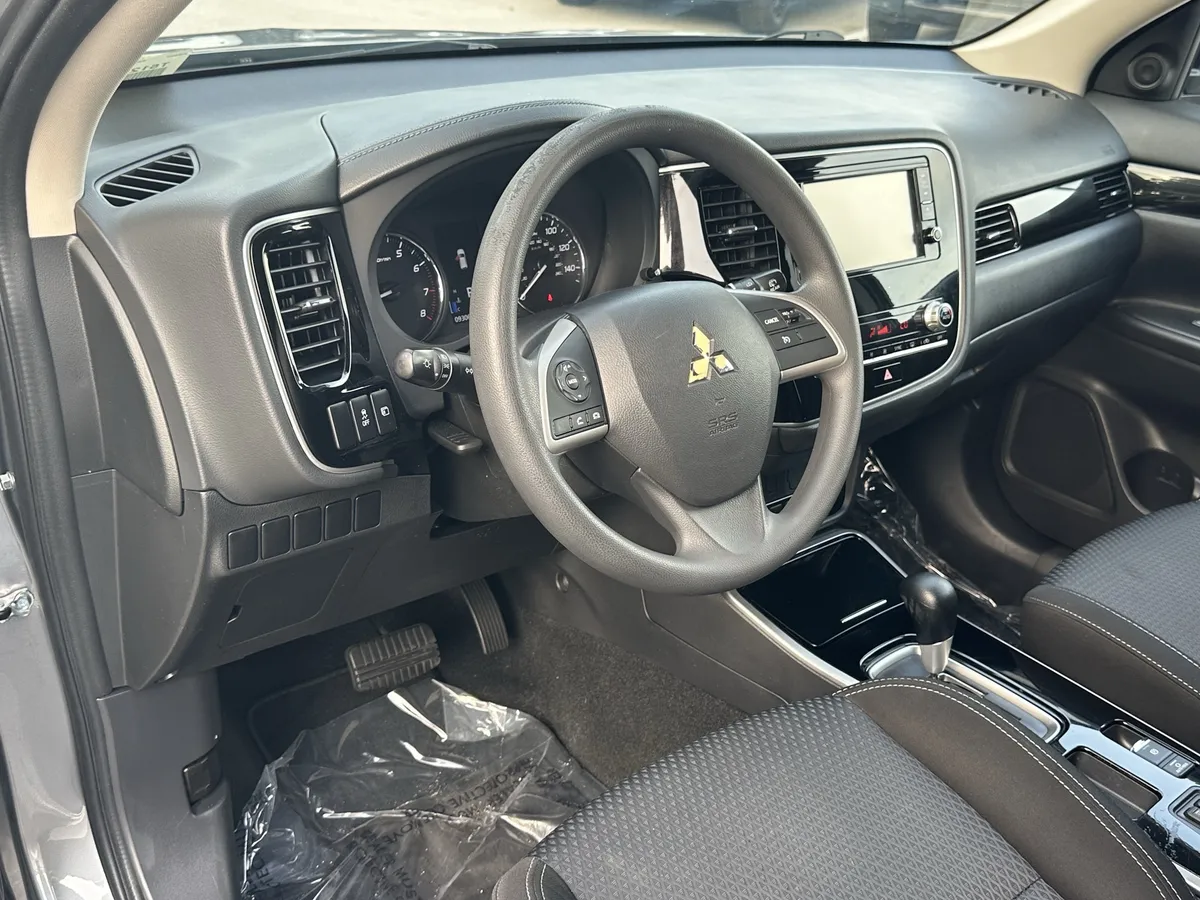 2020 Mitsubishi Outlander ES thumbnail 14