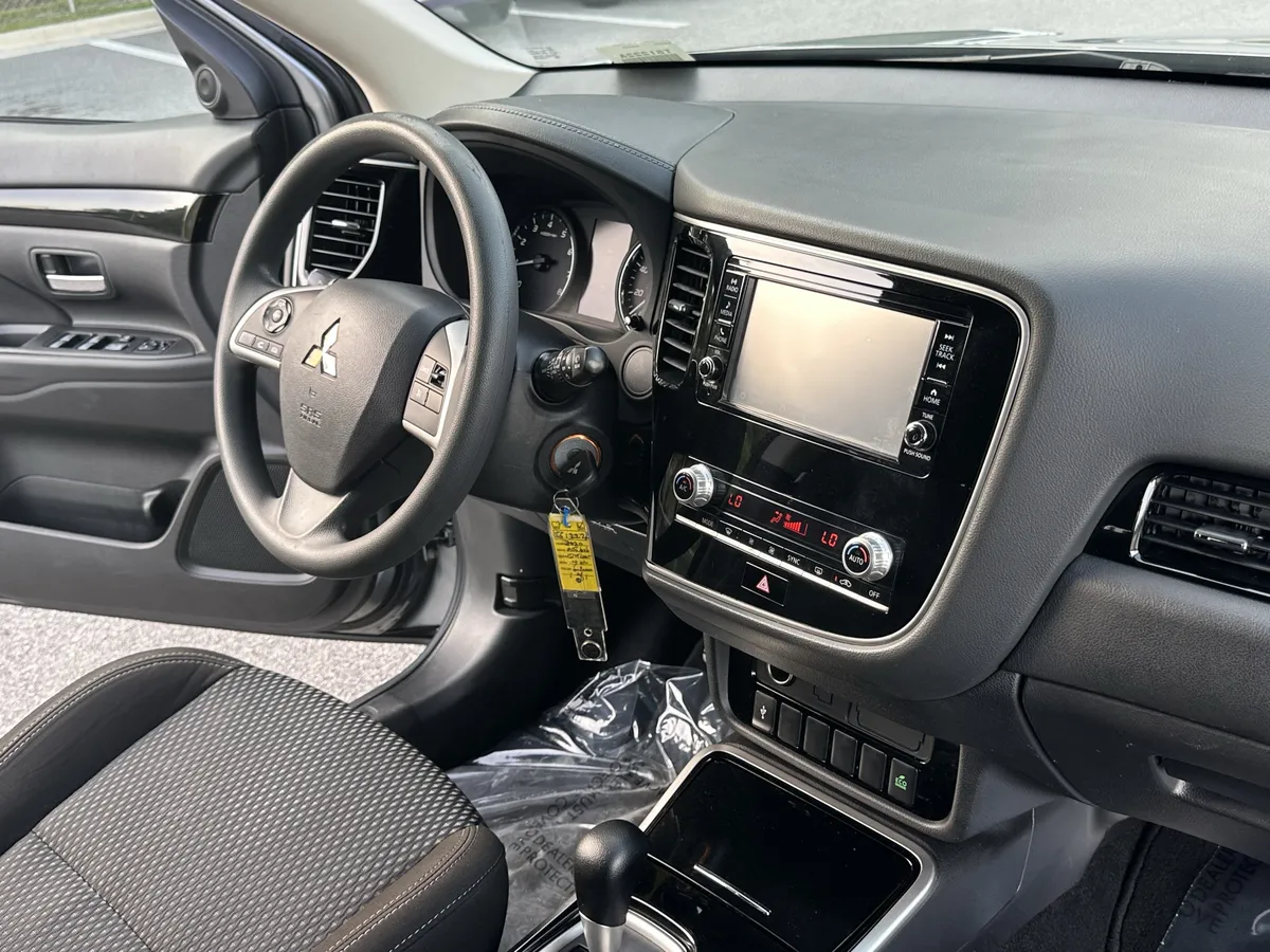 2020 Mitsubishi Outlander ES thumbnail 15