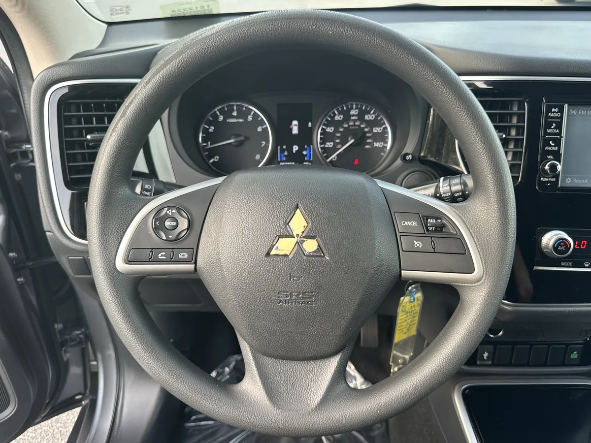 2020 Mitsubishi Outlander ES thumbnail 16