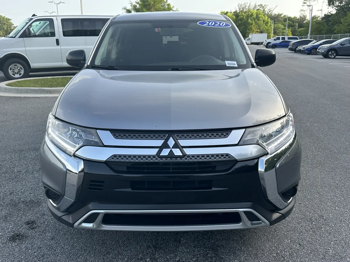 2020 Mitsubishi Outlander ES thumbnail 2