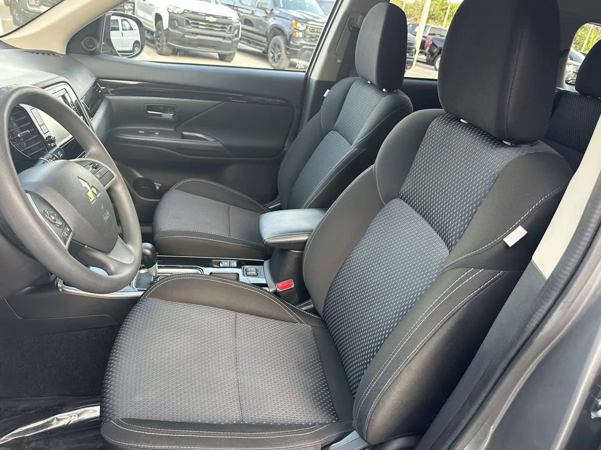 2020 Mitsubishi Outlander ES thumbnail 27