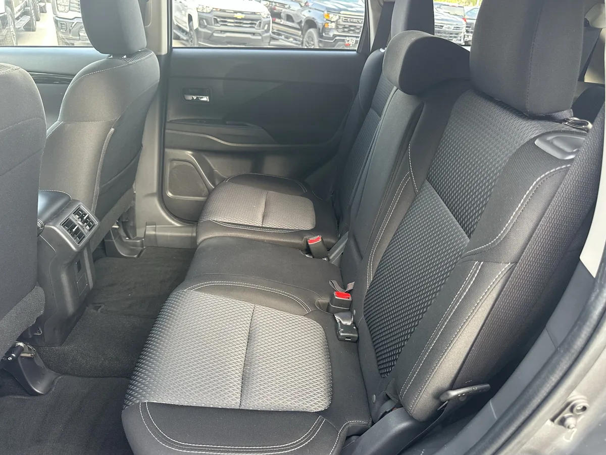 2020 Mitsubishi Outlander ES thumbnail 30