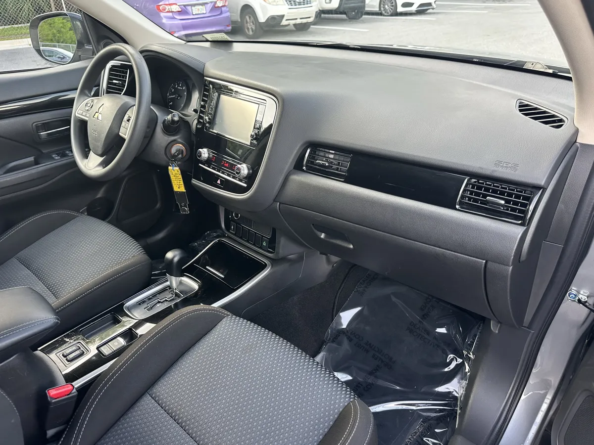 2020 Mitsubishi Outlander ES thumbnail 33