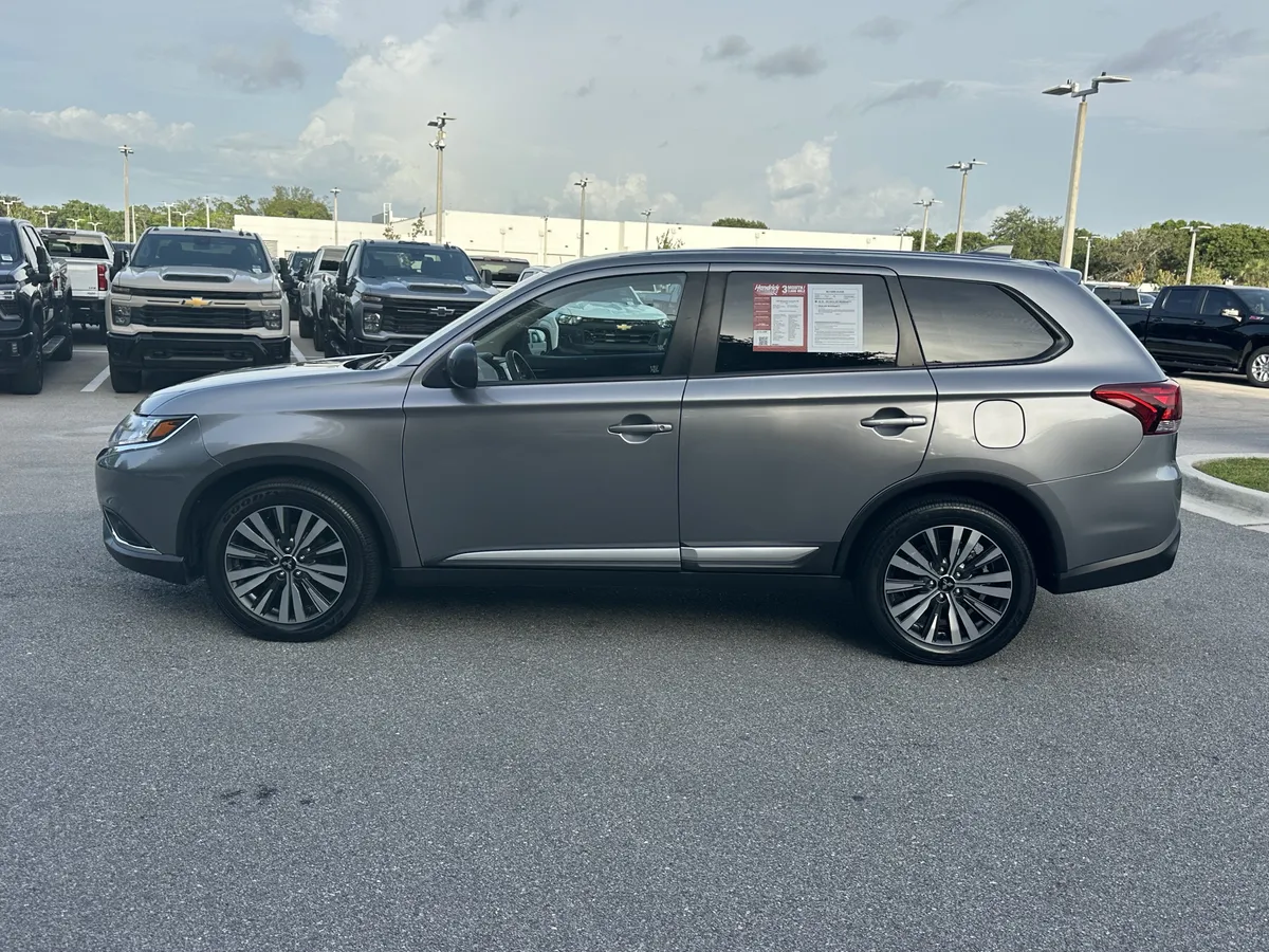 2020 Mitsubishi Outlander ES thumbnail 5