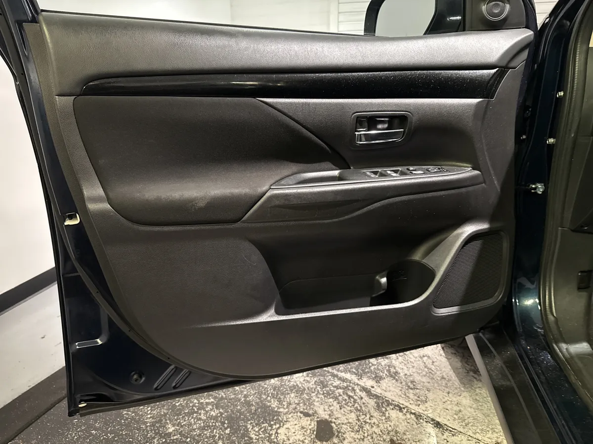 2020 Mitsubishi Outlander ES thumbnail 12