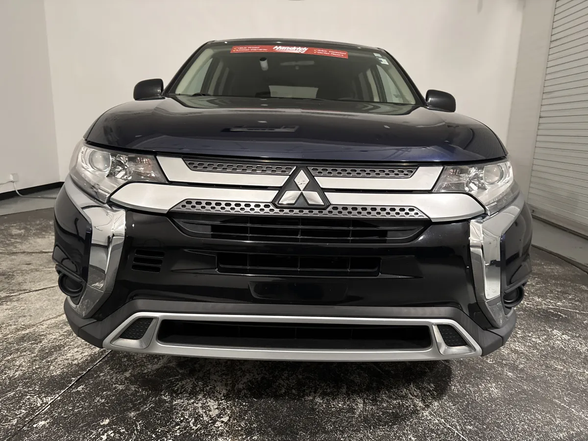 2020 Mitsubishi Outlander ES thumbnail 2