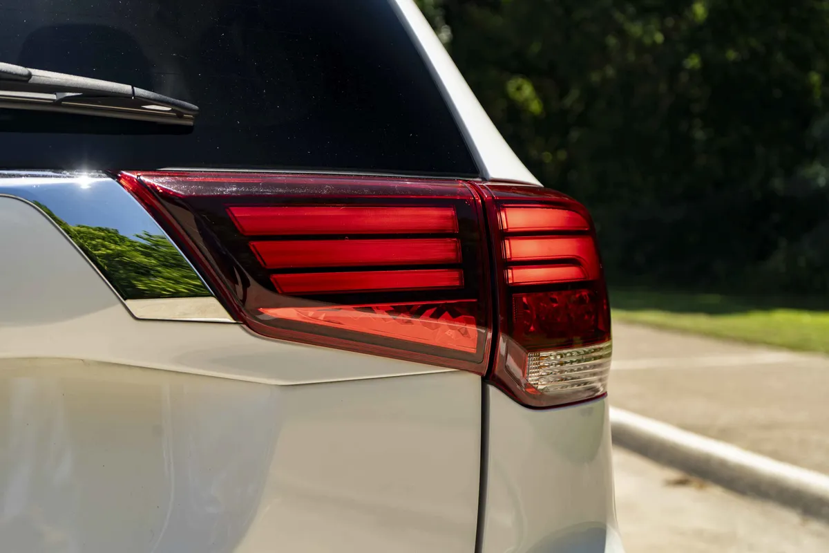 2020 Mitsubishi Outlander SEL thumbnail 12