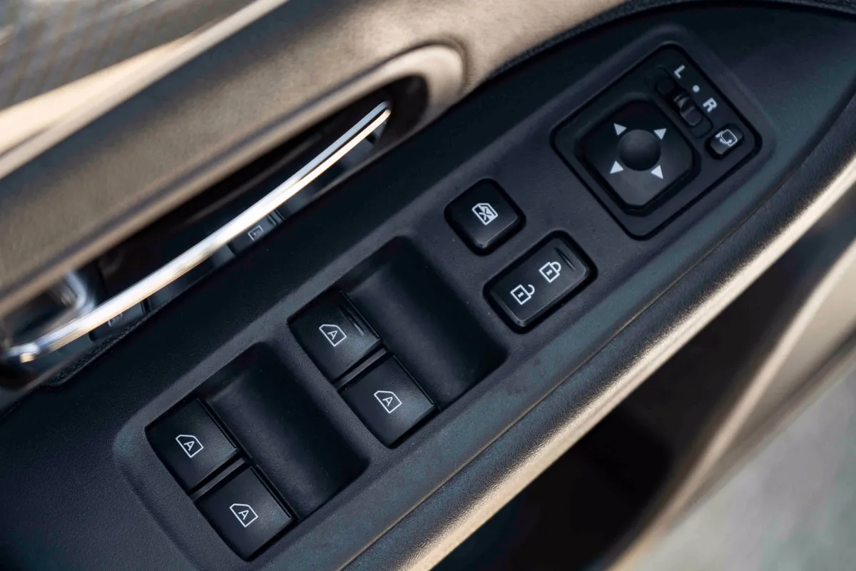 2020 Mitsubishi Outlander SEL thumbnail 35