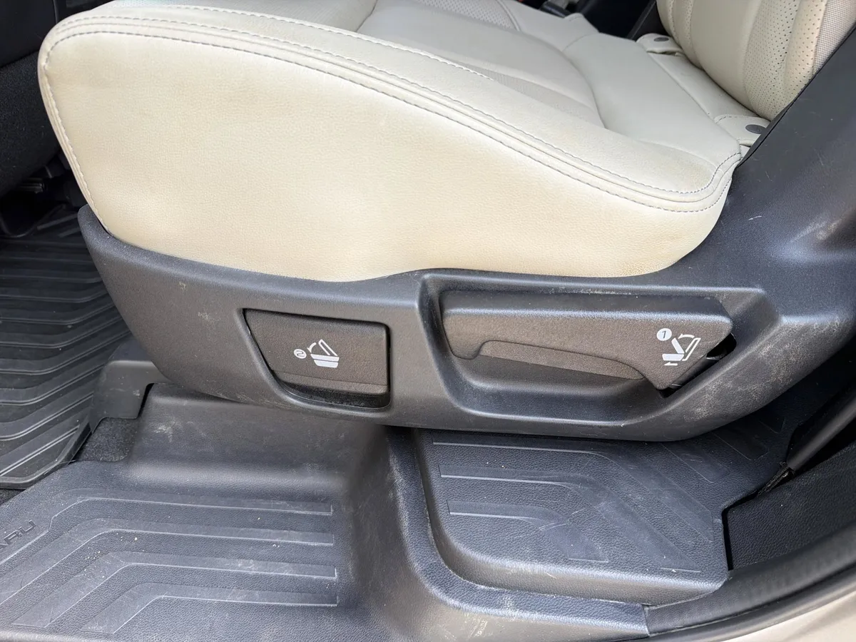 2020 Subaru Ascent Limited 7-Passenger thumbnail 31
