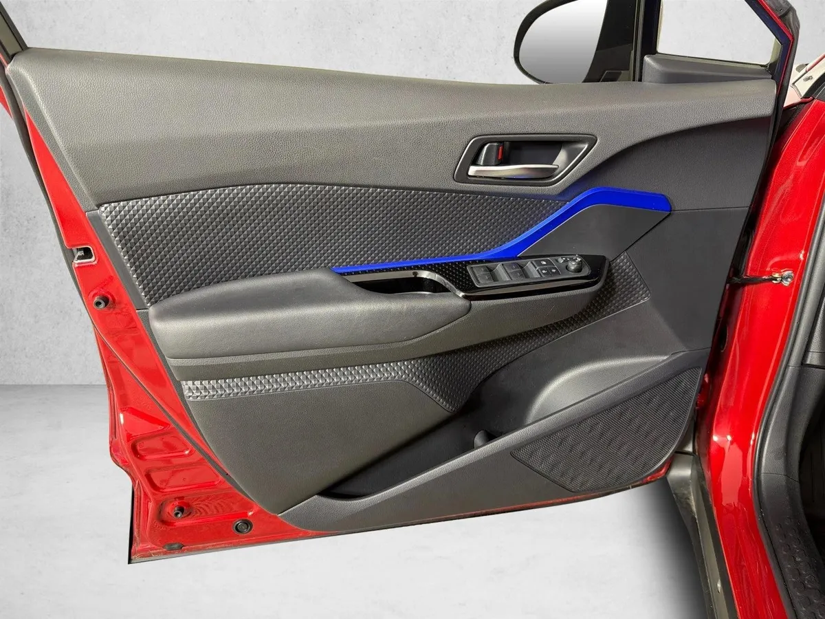 2020 Toyota C-HR XLE thumbnail 10