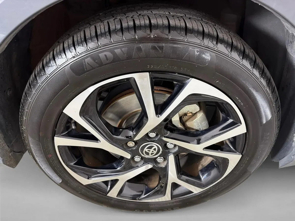 2020 Toyota C-HR XLE thumbnail 12
