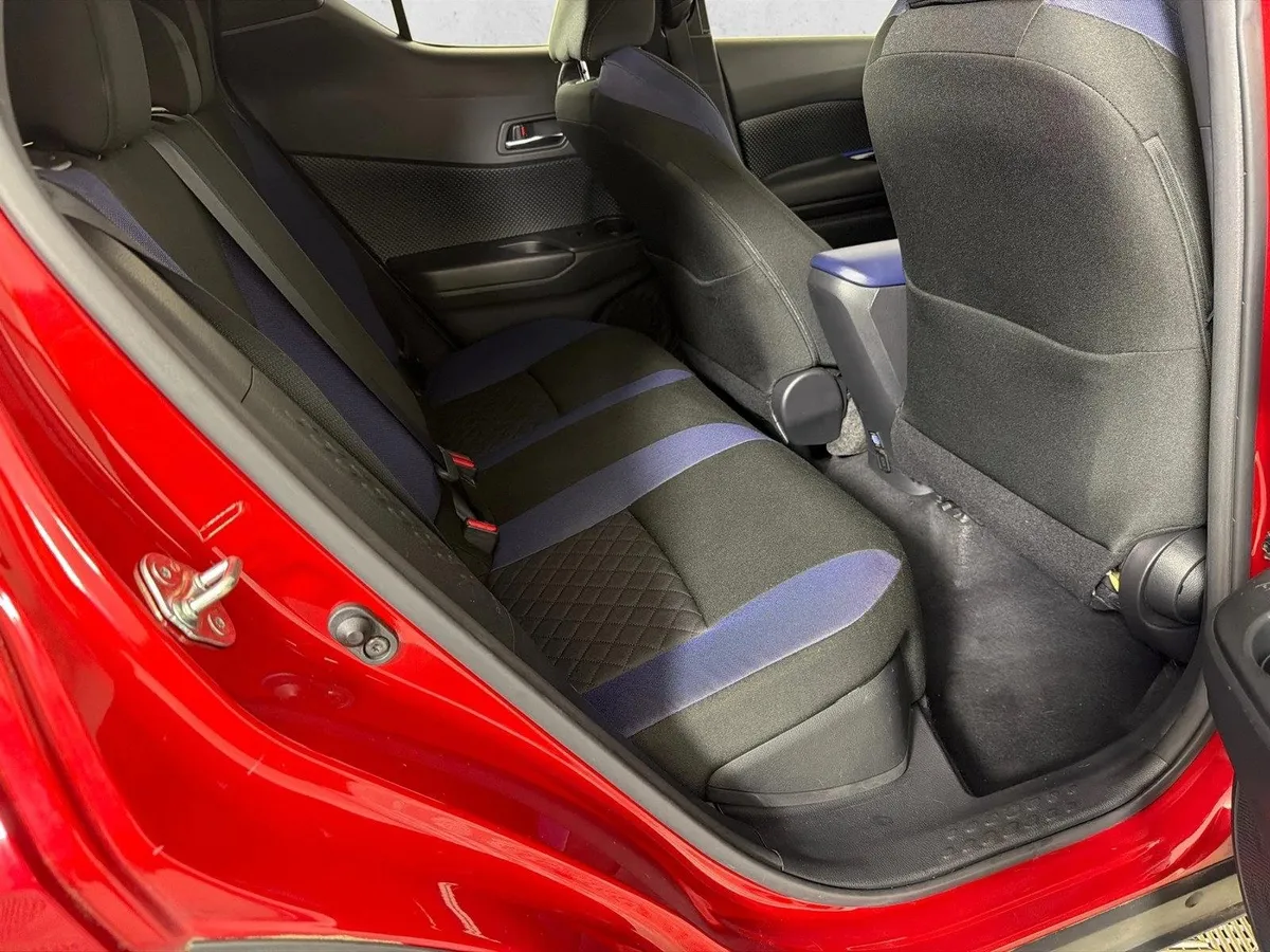 2020 Toyota C-HR XLE thumbnail 15