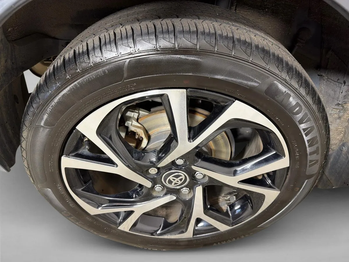 2020 Toyota C-HR XLE thumbnail 17