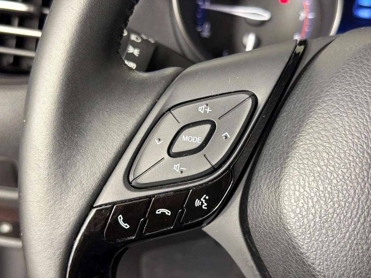 2020 Toyota C-HR XLE thumbnail 24