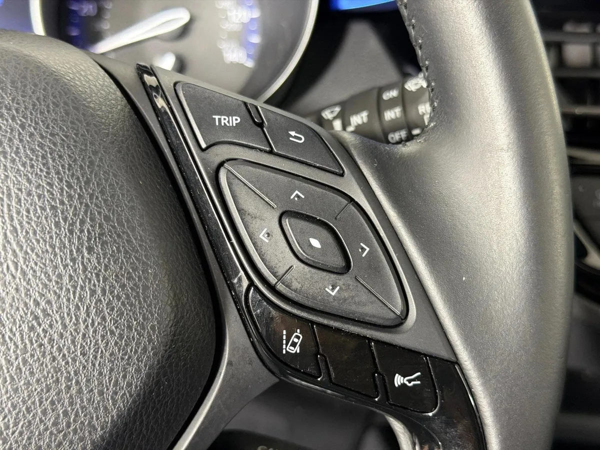 2020 Toyota C-HR XLE thumbnail 25