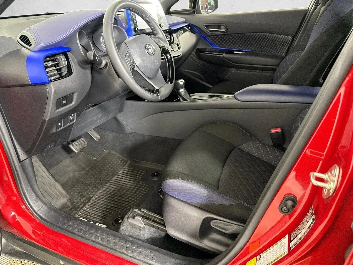2020 Toyota C-HR XLE thumbnail 9